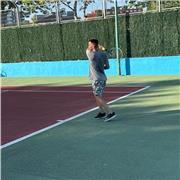 Clases personalizadas de pádel o tenis en zona sur de Madrid. Todos los niveles, material incluido. ¡Primera clase con oferta!